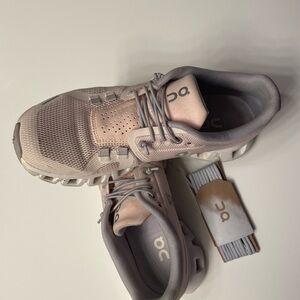On Cloud Running Blush and Light Gray Shoes Size 6
